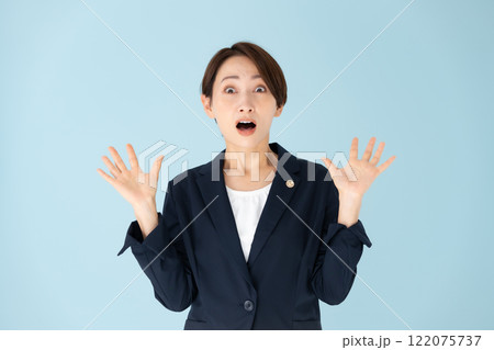 女性　弁護士　驚く 122075737