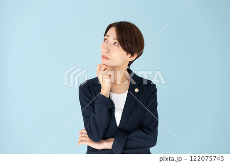 女性　弁護士　悩む 122075743