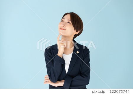 女性　弁護士　悩む　笑顔 122075744