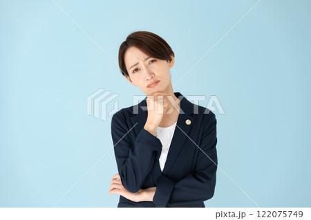 女性　弁護士　悩む 122075749
