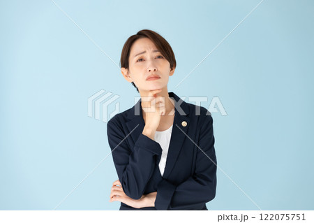 女性 弁護士 悩む 女性 弁護士 悩む 122075751