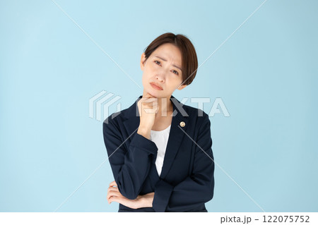 女性 弁護士 悩む 女性 弁護士 悩む 122075752