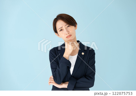 女性　弁護士　悩む 122075753