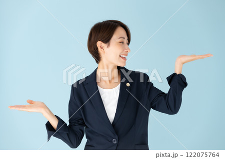 女性　弁護士　天秤　笑顔 122075764