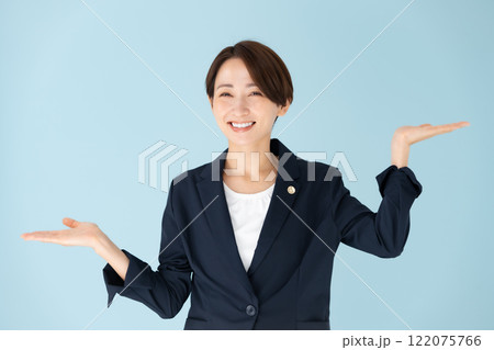 女性 弁護士 天秤 笑顔 女性 弁護士 天秤 笑顔 122075766