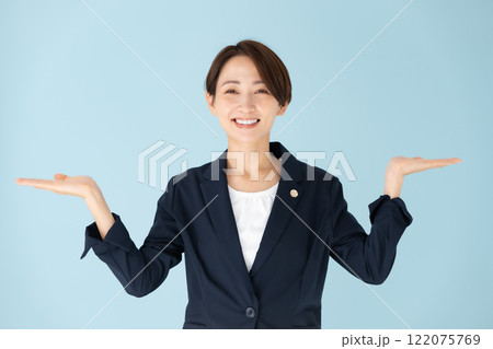 女性 弁護士 天秤 笑顔 女性 弁護士 天秤 笑顔 122075769