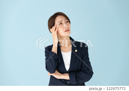 女性　弁護士　頭痛 122075772