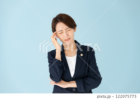女性　弁護士　頭痛 122075773
