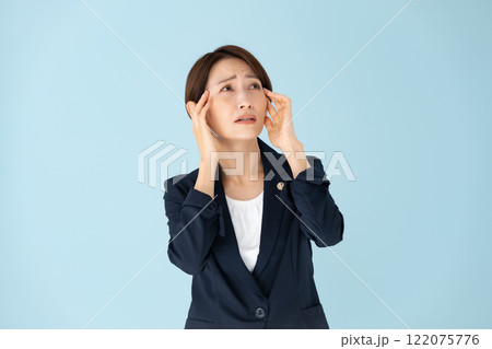 女性　弁護士　頭痛 122075776