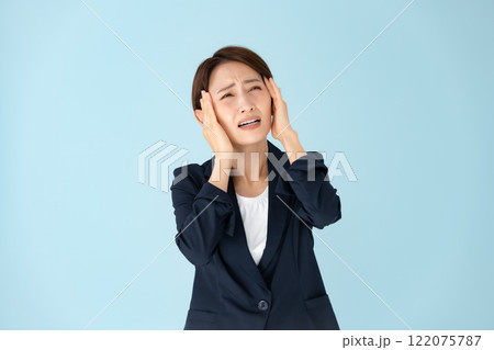 女性　弁護士　パニック 122075787