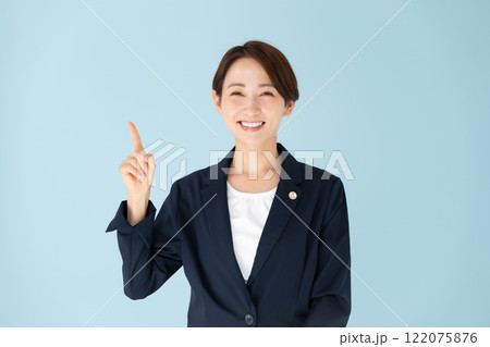 女性 弁護士 指差し 女性 弁護士 指差し 122075876