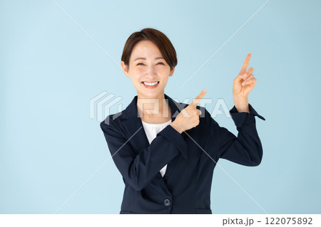 女性　弁護士　指差し 122075892