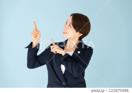 女性　弁護士　指差し 122075896
