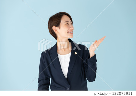 女性　弁護士　手かざし 122075911