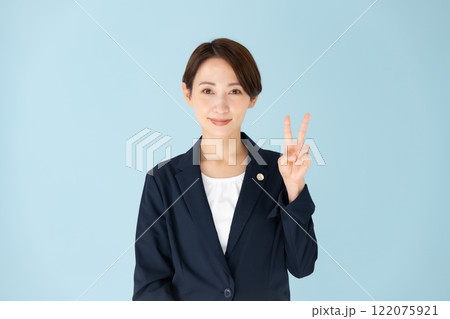 女性　弁護士　ピース 122075921