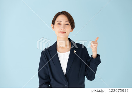 女性 弁護士 サムズアップ 女性 弁護士 サムズアップ 122075935