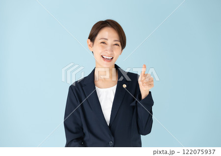 女性 弁護士 サムズアップ 女性 弁護士 サムズアップ 122075937