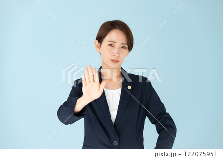 女性　弁護士　ストップ 122075951