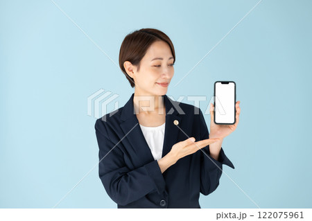 女性　弁護士　スマホ 122075961