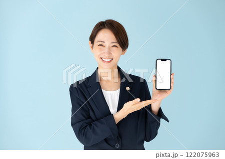 女性　弁護士　スマホ 122075963