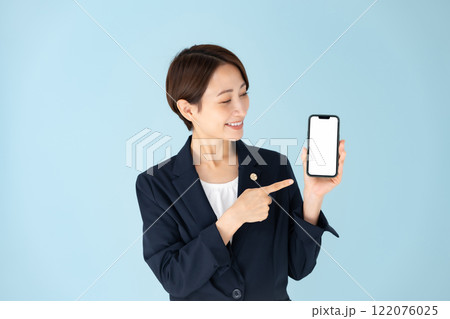 女性　弁護士　スマホ 122076025