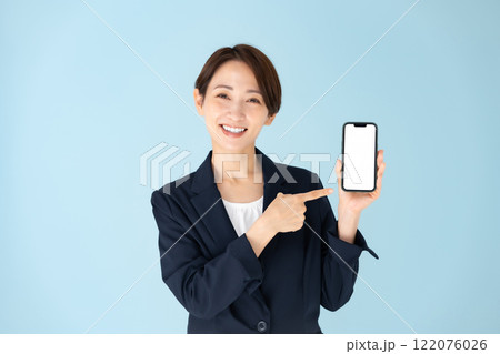 女性　弁護士　スマホ 122076026