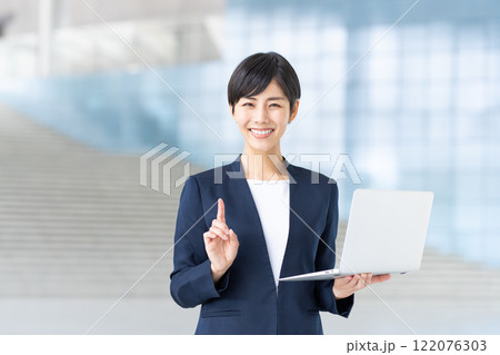 オフィスで働くビジネスウーマン 122076303