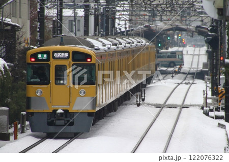 ［SS］冬の西武新宿線2000系電車と西武バス（東京都練馬区） 122076322