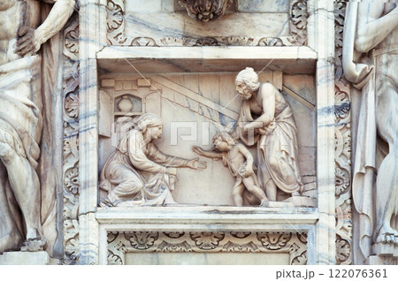 Statue on the wall of Milan cathedral 122076361