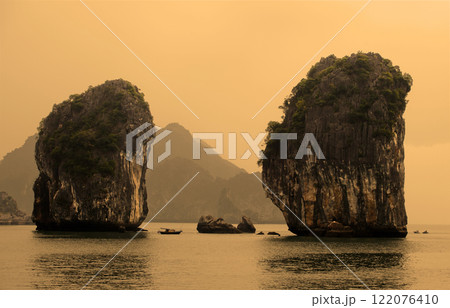 Ha Long bay, Vietnam Ha Long bay, Vietnam 122076410