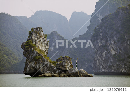 Ha Long bay, Vietnam Ha Long bay, Vietnam 122076411