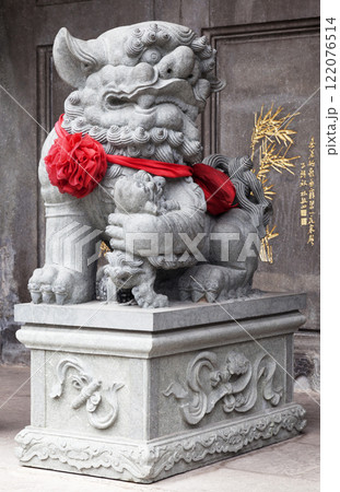 Chinese lion at the entrance of a temple 122076514