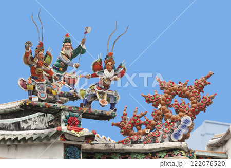 Warriors on a temple roof 122076520