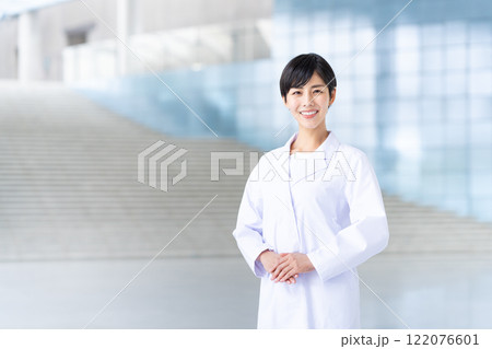 白衣の女性 122076601