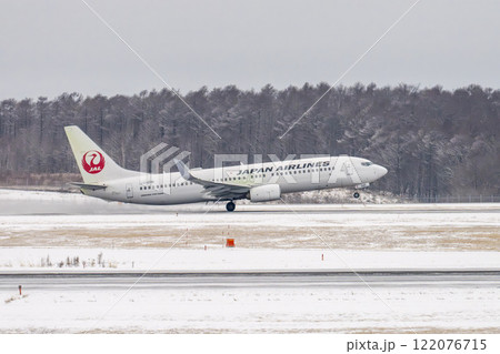 冬の新千歳空港 雪煙と離陸する飛行機 北海道千歳市 冬の新千歳空港 雪煙と離陸する飛行機 北海道千歳市 122076715