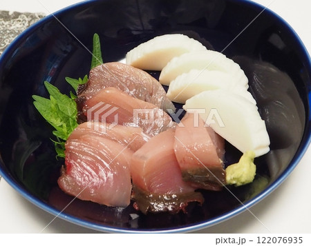 よこわお造りかまぼこ添え、妻の手作り家庭料理、家庭で楽しむ夕ご飯、幸せ家族 122076935