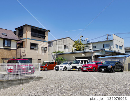 未舗装の駐車場 122076968