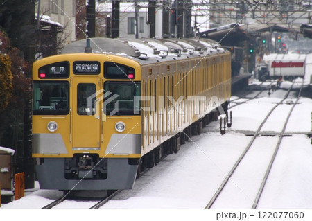 ［SS］冬の西武新宿線2000系電車（各停-8両編成） 122077060