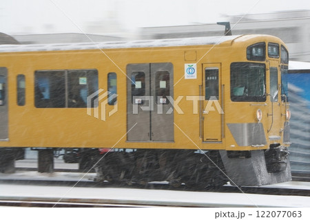 ［SS］冬の西武新宿線2000系電車（各停-8両編成） 122077063