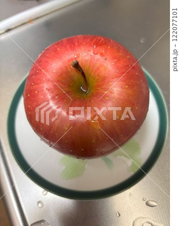 真っ赤なリンゴ 122077101