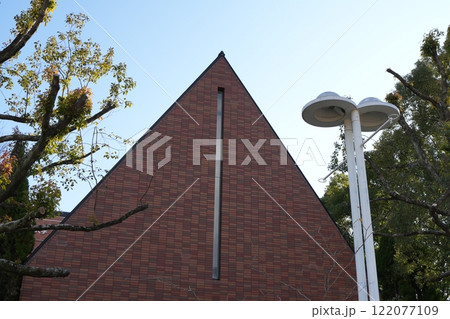 三角形の建物 122077109