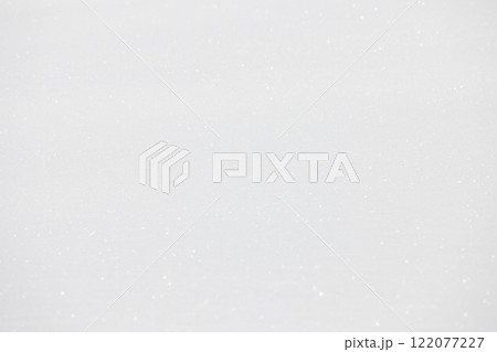キラキラしている白い雪の背景 122077227