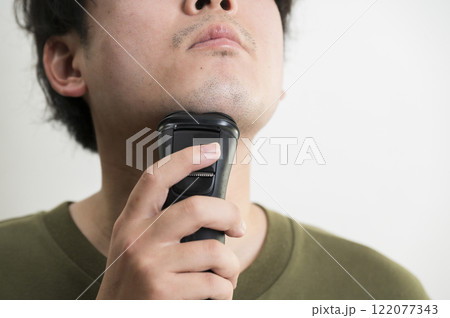 ヒゲを剃る男性 122077343
