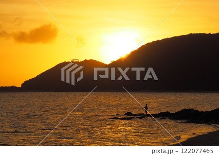 夕日に照らされる海と船　沖縄夕景 122077465