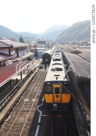 JR山口線・津和野駅 特急スーパーおきとDLやまぐち号の客車 JR山口線・津和野駅 特急スーパーおきとDLやまぐち号の客車 122077620