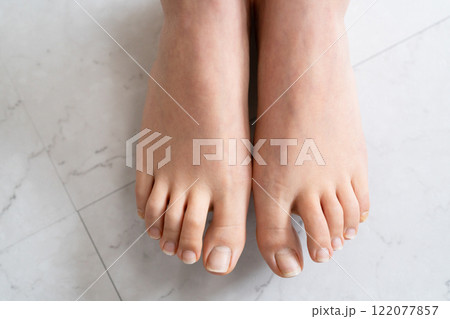 若い女性の足 若い女性の足 122077857