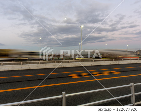 早朝の空と道路の風景 早朝の空と道路の風景 122077920