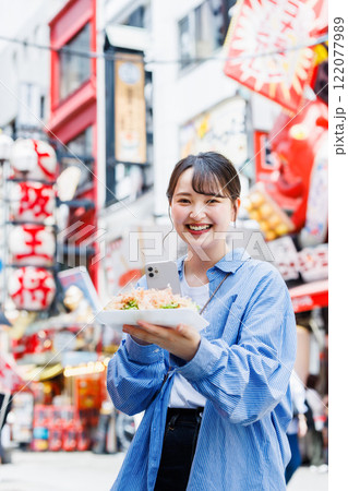 大阪道頓堀で名物のたこ焼きをスマホで撮影 122077989