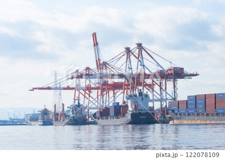 大阪港のガントリークレーン 122078109