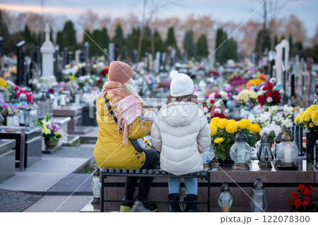 Taking a moment for reflection and remembrance in a serene and peaceful cemetery setting 122078300